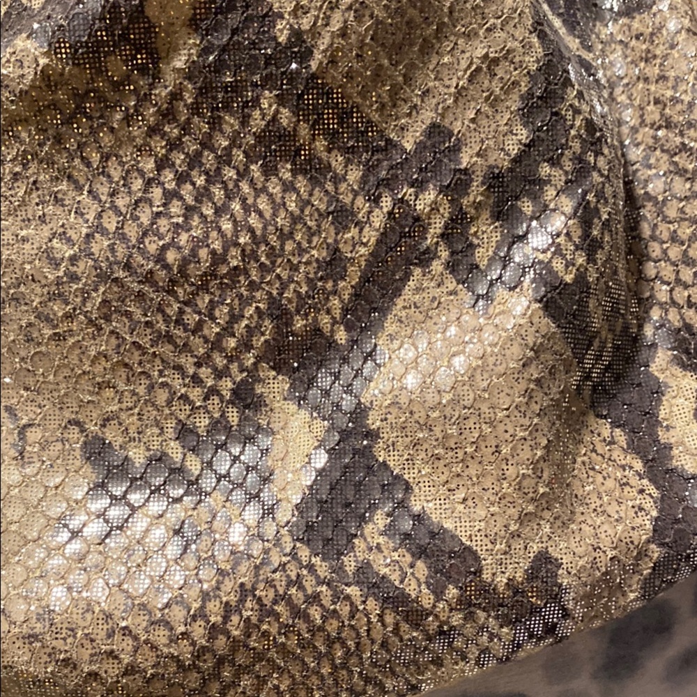 Chic Snakeskin Patterned Handbag - image 2